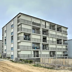  Apartment Retreat With Balcony On Ocean Beach!